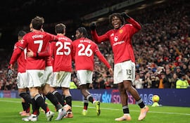 Patrick Dorgu (d) marcó el gol del triunfo del Manchester United sobre el Newcastle por 1-0.