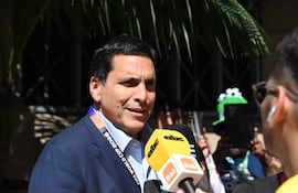 El presidente de la APF, Robert Harrison conversando con los enviados especiales del grupo ABC, desde el búnker de la Selección Paraguaya en San José, California.