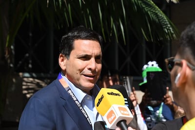 El presidente de la APF, Robert Harrison conversando con los enviados especiales del grupo ABC, desde el búnker de la Selección Paraguaya en San José, California.
