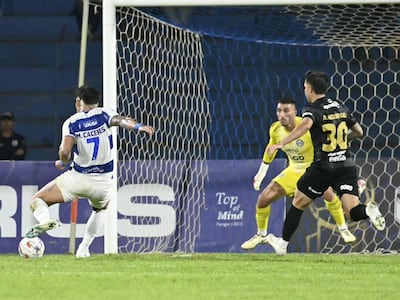 Fernando Cáceres, jugador de 2 de Mayo, remata el balón en un partido frente a Olimpia por la fecha 4 del torneo Clausura 2026 de la Primera División de Paraguay en el estadio Río Parapití, en Pedro Juan Caballero, Paraguay.