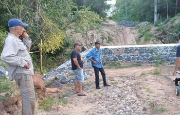 Vecinos de la compañía Pintos reclaman la terminación del puente abandonado.