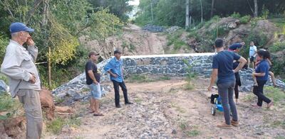 Vecinos de la compañía Pintos reclaman la terminación del puente abandonado.