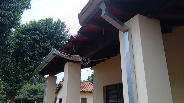 Edelira: este martes iniciarán clases desde iglesias porque escuela permanece destechada tras un temporal