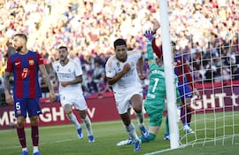 El delantero inglés del Real Madrid Jude Bellingham (2d) anota su segundo gol durante el partido de LaLiga que enfrenta al FC Barcelona y al Real Madrid este sábado en el Estadio Olímpico Lluís Companys de Barcelona. EFE/ Quique Garcia
