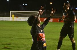 El atacante del "Kelito", Germán Núñez celebra el tanto ganador de River Plate, en su visita a Guaireña.