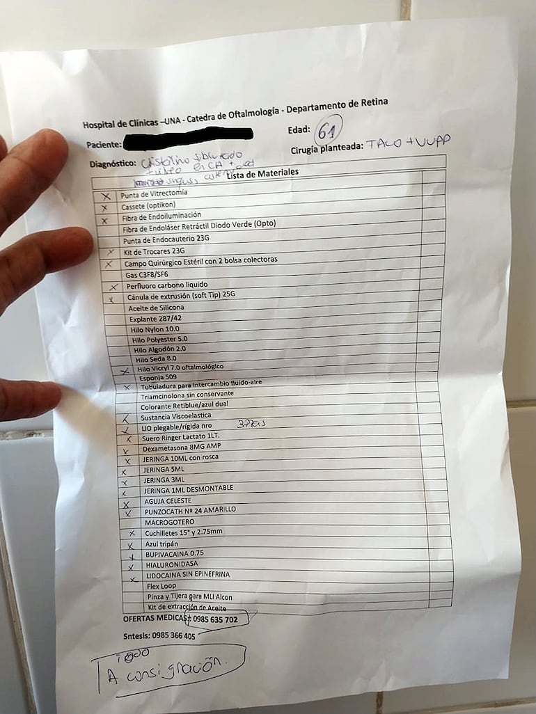 Lista de insumos solicitados para una cirugía oftalmológica. Al final del texto se consigna el número del proveedor sugerido por el médico. 