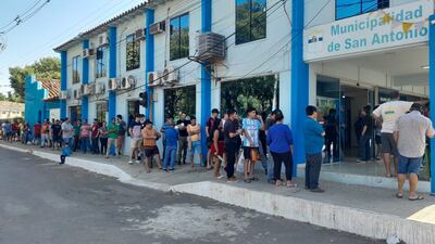 Pagar la habilitación del vehículo supone formar una larga cola en San Antonio.