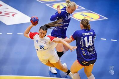 Maggie Lugo, ensayando un remate a la valla de Islandia.