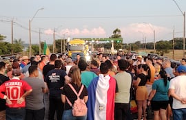 Movilización contra aumento de la tarifa del peaje en Coronel Bogado