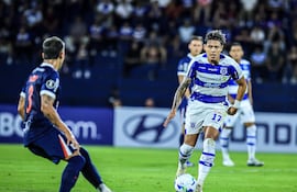 El paraguayo Pedro Delvalle, futbolista de 2 de Mayo, disputa el balón en un partido frente a Alianza Lima por la Fase 1 de la Copa Libertadores 2026 en el estadio Río Parapití, en Pedro Juan Caballero, Paraguay.