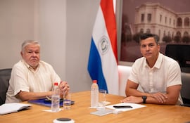 Jorge Brítez y Santiago Peña en la reunión de este lunes.