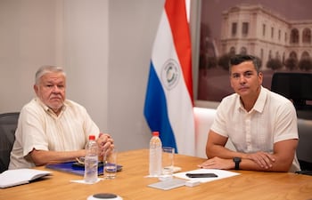 Jorge Brítez y Santiago Peña en la reunión de este lunes.