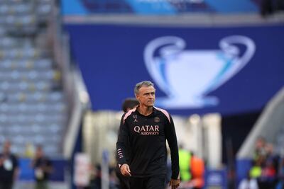 El entrenador español del Paris Saint-Germain, Luis Enrique, observa durante la sesión de entrenamiento MD-1 en la víspera del partido de la final de la UEFA Champions League entre el Inter de Milán y el Paris Saint-Germain (PSG) en Múnich, sur de Alemania