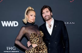 Paris Hilton y Michael Atmore llegando a los premios WWD Style Awards 2026 presentados por Women's Wear Daily en Regent Santa Mónica Beach. (Amy Sussman/Getty Images/AFP)