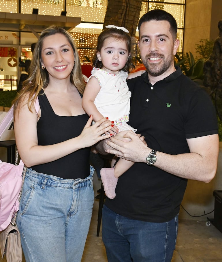 Alexandra Lezcano junto con Victoria y Daniel Ayala. 