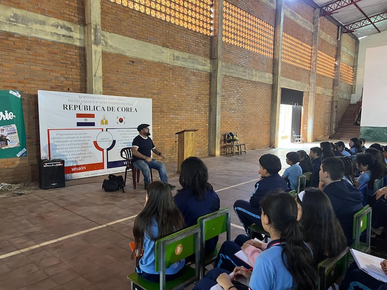 Escritores incentivan el hábito de la lectura durante una charla en Caacupé Escritores incentivan el hábito de la lectura durante una charla en Caacupé