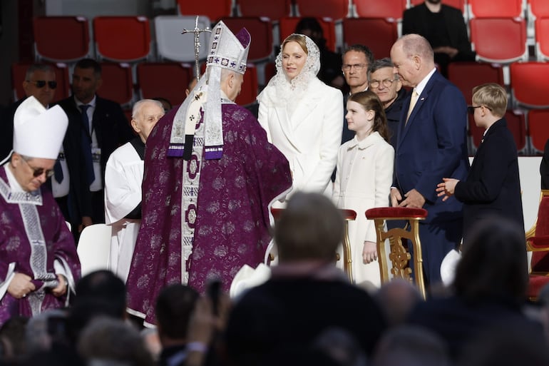 El Papa León XIV saluda al Príncipe Alberto II de Mónaco, a la Princesa Charlene y a sus hijos Gabriella y Jacques tras oficiar una misa en el estadio Luis II de Mónaco, ayer 28 de marzo. (EFE/EPA/SEBASTIEN NOGIER)
