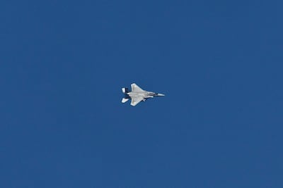 Un avión israelí de combate sobrevuela ayer, miércoles, el sur de Líbano.