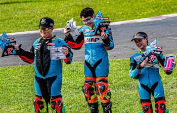 Festejo en el podio GP Junior: 1) Cáceres, 2) Riveros y 3) Cuevas.
