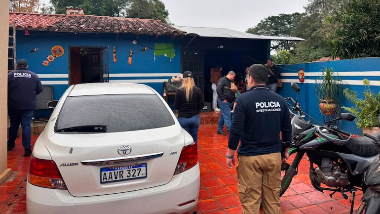 Policías de Investigaciones y la fiscala Lourdes Bobadilla en la casa de Águeda Lorena Miranda González, alias Lore, pareja de Armando Javier Rotela Ayala.