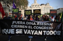 Cientos de manifestantes se reunieron este sábado en el centro de Lima para protestar contra el último escándalo de corrupción en Perú que salpicó a la fiscalía de la Nación y el Congreso, entre otros círculos políticos, al lema de "Que se vayan todos" y "Fuera los corruptos".