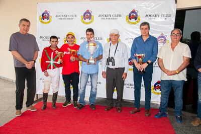 Los propietarios de La Escoltada y profesionales del stud Puerto Milagro posan con sus premios.