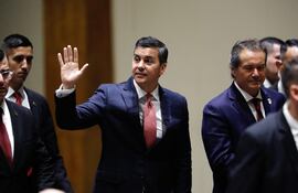 El presidente de Paraguay, Santiago Peña (centro).