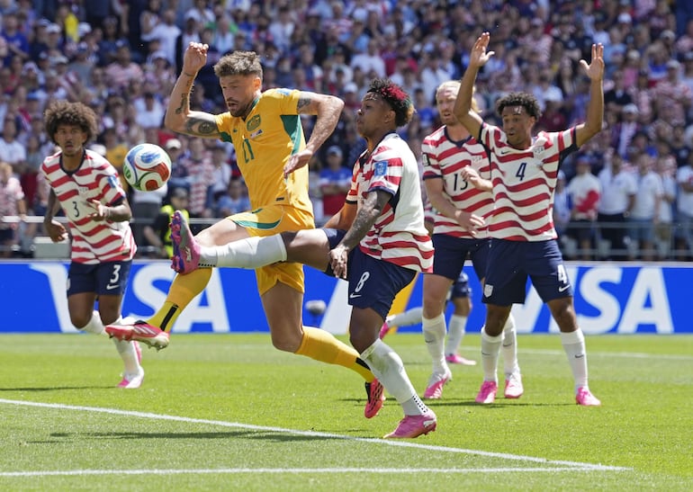 El australiano Cameron Burgess se impone en lo físico con sus 1,93 m.