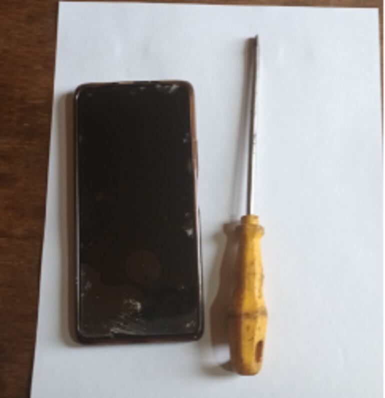 Roban celular utilizando un destornillador para amedrentar a la víctima.