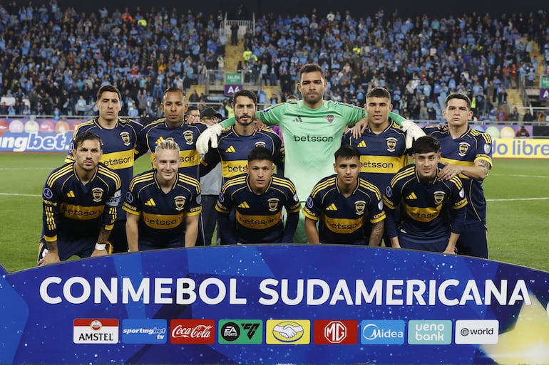 Jugadores de Boca Juniors forman en un partido por los play-offs de la Copa Sudamericana ante O'Higgins, en el estadio Codelco El Teniente en Rancagua (Chile).