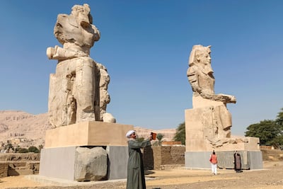 Dos colosales estatuas de alabastro del antiguo rey egipcio Amenhotep III se reconstruyen en su templo funerario en la Ribera Occidental de Luxor, Egipto. Cada estatua mide más de 10 metros de altura y pesa alrededor de 100 toneladas.