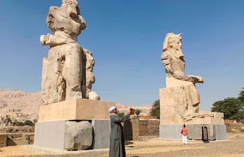 Dos colosales estatuas de alabastro del antiguo rey egipcio Amenhotep III se reconstruyen en su templo funerario en la Ribera Occidental de Luxor, Egipto. Cada estatua mide más de 10 metros de altura y pesa alrededor de 100 toneladas.