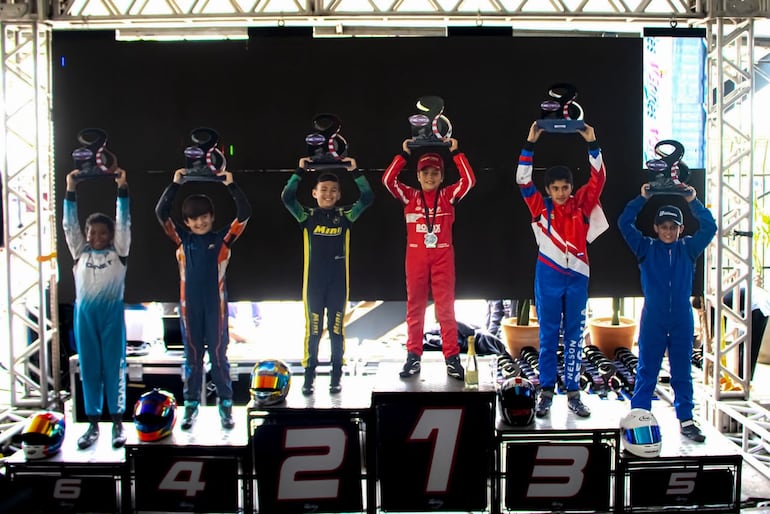 Nelson Segovia celebra en el podio con su trofeo el tercer lugar conseguido en esta ocasión.