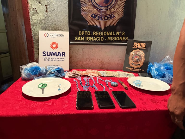 Fueron incautados; 21,5 gramos de pasta base de cocaína (crack), dinero en efectivo, dos platos, una tijera, una hoja de gillete, tres aparatos celulares, un corta plumas y bolsas de polietileno.