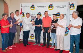 José Chih-Cheng (i),  embajador de China (Taiwán) hizo entrega del Premio Triple Corona Nacional para Machos a Alberto Barragán de la caballeriza Luna Nueva.