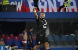 El capitán de Olimpia, Richard Daniel Ortiz Bustos (35 años), celebra el tanto ganador en el Superclásico ante Cerro Porteño, disputado en La Nueva Olla.