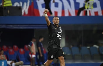 El capitán de Olimpia, Richard Daniel Ortiz Bustos (35 años), celebra el tanto ganador en el Superclásico ante Cerro Porteño, disputado en La Nueva Olla.