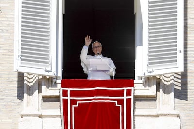 El papa León XIV dirige el rezo del Ángelus desde la ventana de su despacho con vistas a la plaza de San Pedro, en la Ciudad del Vaticano, el 11 de octubre de 2026.