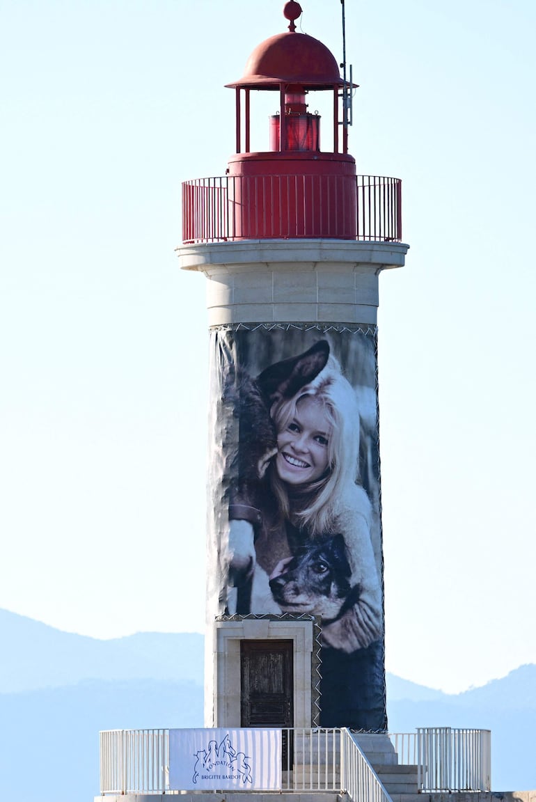 Un faro ubicado en Saint-Tropez fue decorado con la imagen de Brigitte Bardot, resaltando su rol como activista en favor de los animales.