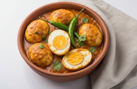 Curry de huevos.