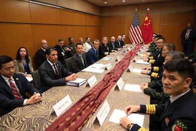 Fotografía tomada de la cuenta oficial de la red social X @SecWar del secretario de Guerra de Estados Unidos, Pete Hegseth durante una reunión con el ministro de Defensa de China, Dong Jun, hoy, en Kuala Lumpur (Malasia). Hegseth advirtió que a Washington le preocupan las acciones de China en Taiwán, isla autogobernada que Pekín no descarta invadir.  