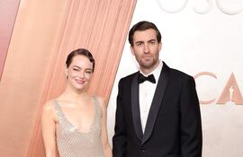 ¡Juntitos! Emma Stone y Dave McCary a su llegada a la alfombra roja de la 97 edición anual de los Oscar en Dolby Theatre.