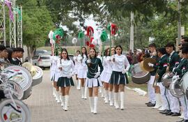 Alumnos del Colegio Santo Tomás de Pilar, desfilaron en homenaje a los 164 años de reorganización fundacional del distrito de Isla Umbú.