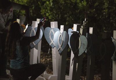 Memorial en honor a las víctimas del derrumbe del edificio Champlain Towers en Miami. (EFE)
