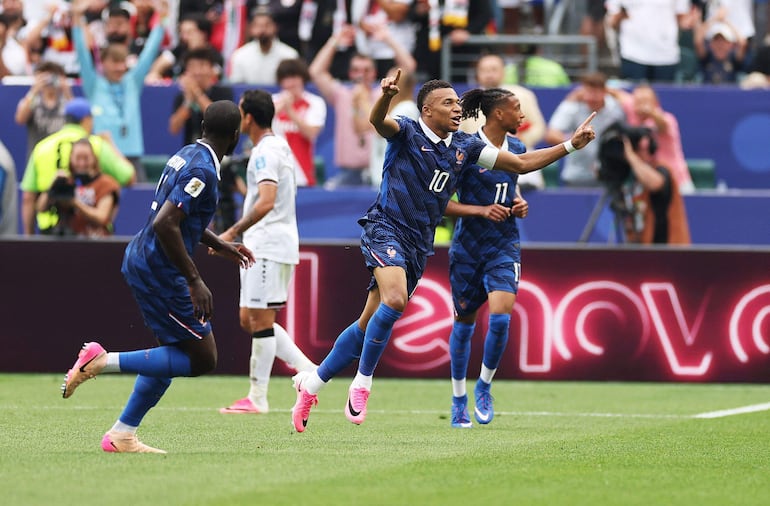 Kylian Mbappé #10 de Francia celebra tras anotar el primer gol de su equipo durante el partido del Grupo I de la Copa Mundial de la FIFA 2026 entre Francia e Irak en el Philadelphia Stadium.