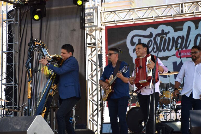Marcelo Rojas y Los Mora actuando en el Festival de Itakaru.