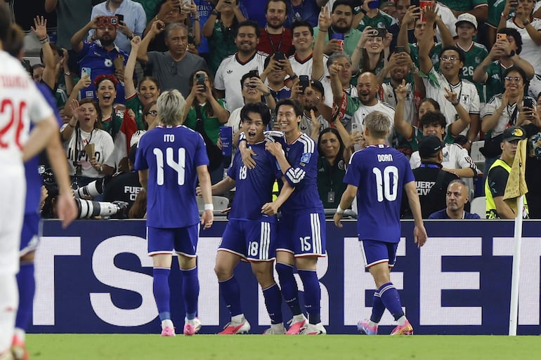 Ueda celebra un gol en el partido entre Túnez y Japón.