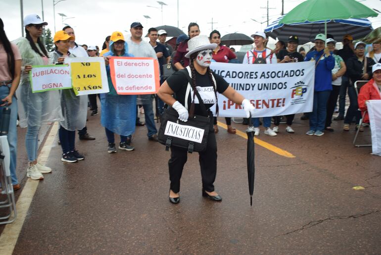 La docente Isabel Villanueva, de Ybycuí, representó cómo llegarían a clases si se aprueba la reforma de la Caja Fiscal.