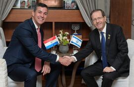 El presidente de Israel, Isaac Herzog (d), estrecha la mano del presidente de Paraguay, Santiago Peña, durante el encuentro que celebraron este miércoles en Jerusalén.