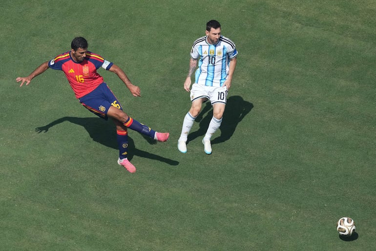 Rodri Hernández (i) de España disputa el balón con Lionel Messi de Argentina este domingo, en el partido de la final del Mundial de la FIFA 2026 entre España y Argentina en el estadio MetLife en Nueva Jersey (Estados Unidos).